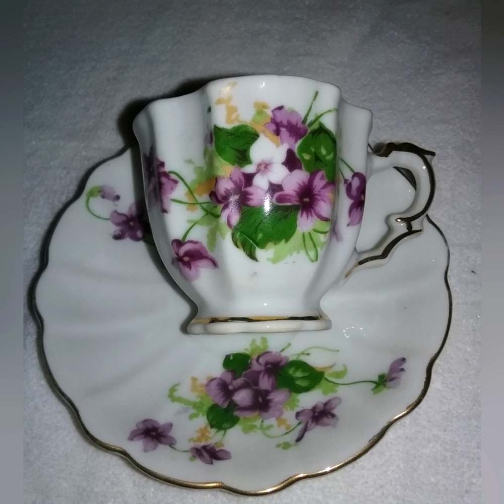 Vintage SAJI Fancy China, cup/saucer made in Japan  purple floral design 💜